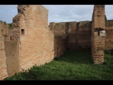 02790 ostia - regio v - insula vi - edificio (v,vi,2) - 2. raum von norden - nordseite - bli ri osten - 01-2024.jpg